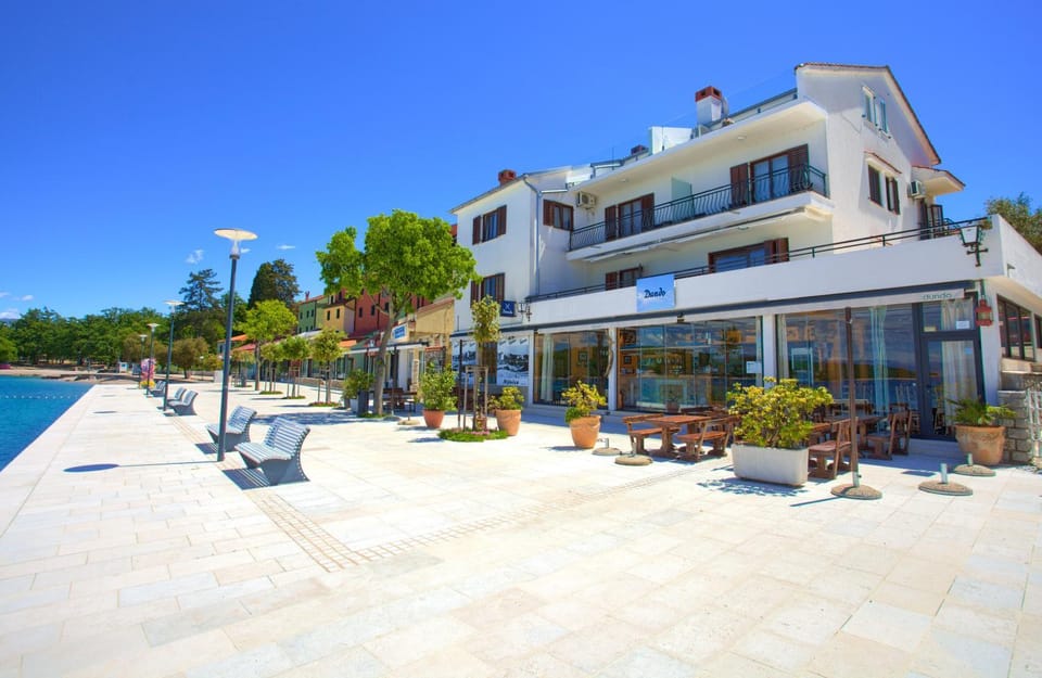 Property building, Restaurant/places to eat