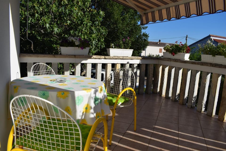 Location, children, Family