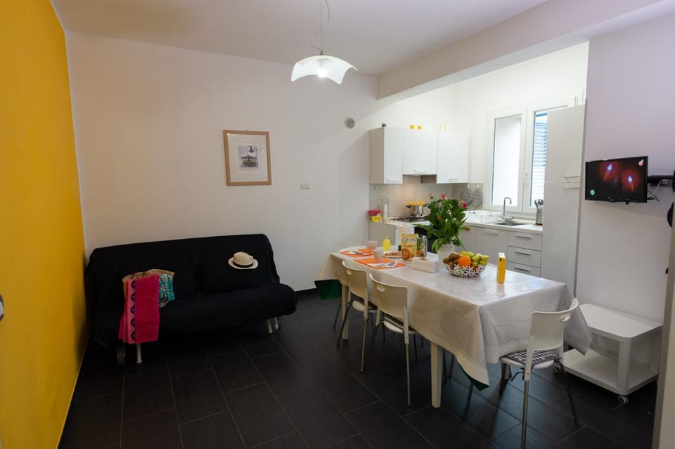 TV and multimedia, Kitchen or kitchenette, Living room, Dining area, kitchen