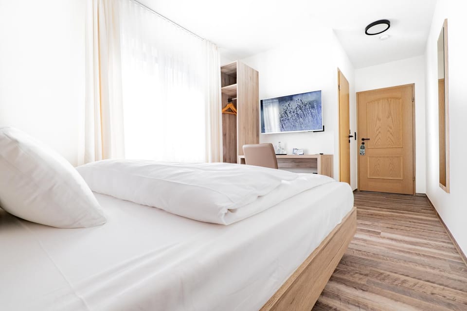 Bed, TV and multimedia, Photo of the whole room, Bedroom, Breakfast, towels, wardrobe