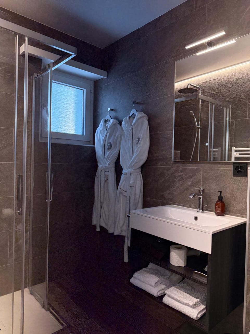 Shower, Bathroom, towels