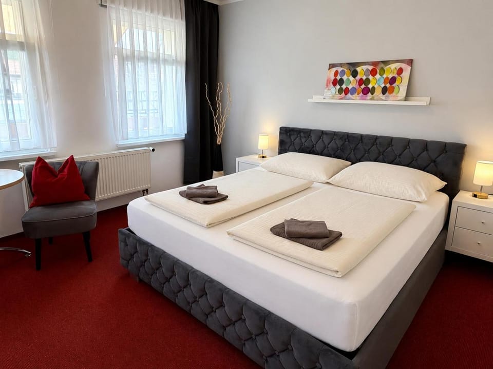 Bed, Photo of the whole room, Seating area