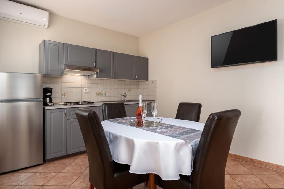 TV and multimedia, Kitchen or kitchenette, dishwasher
