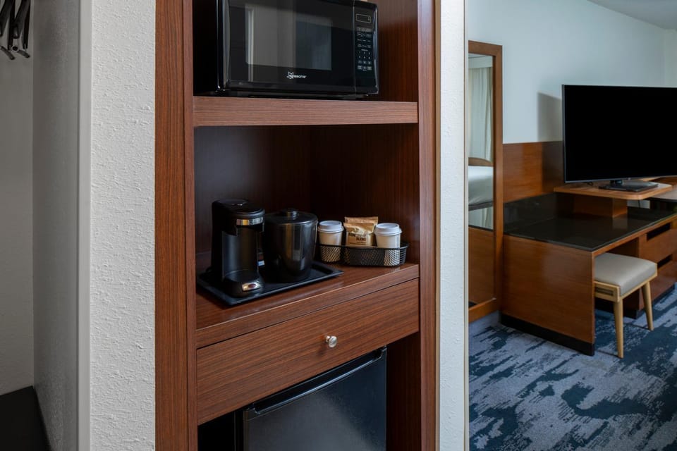 Coffee/tea facilities, microwave