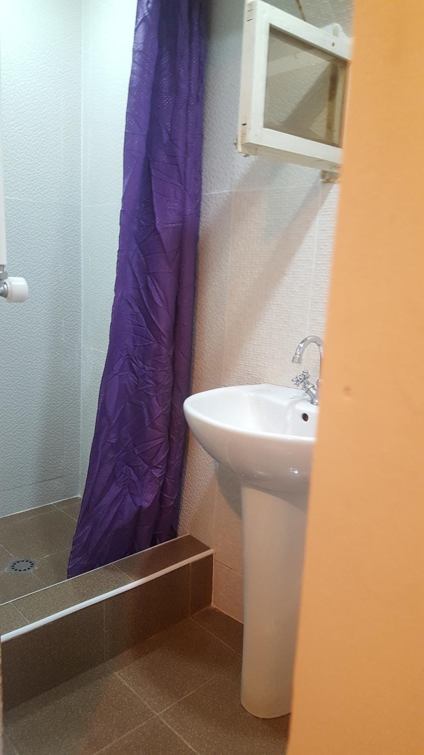 Shower, Toilet