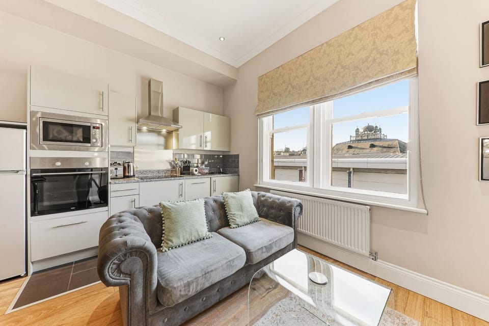 View (from property/room), Kitchen or kitchenette, Living room, City view, dishwasher, oven, toaster