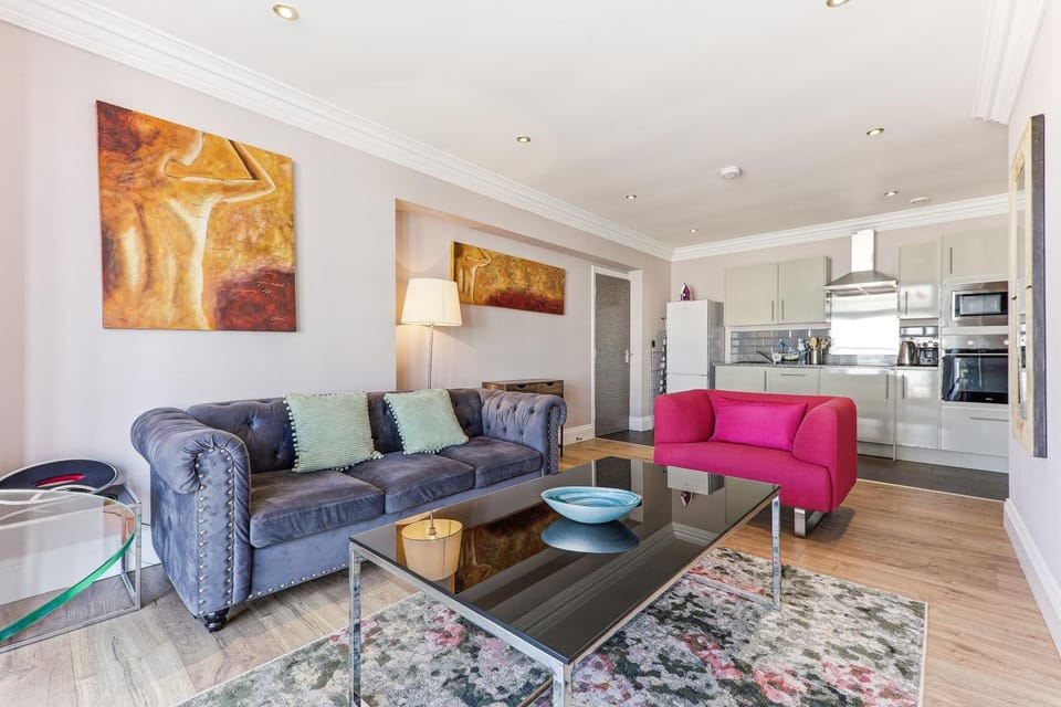 Kitchen or kitchenette, Living room, dishwasher, oven, stove, toaster