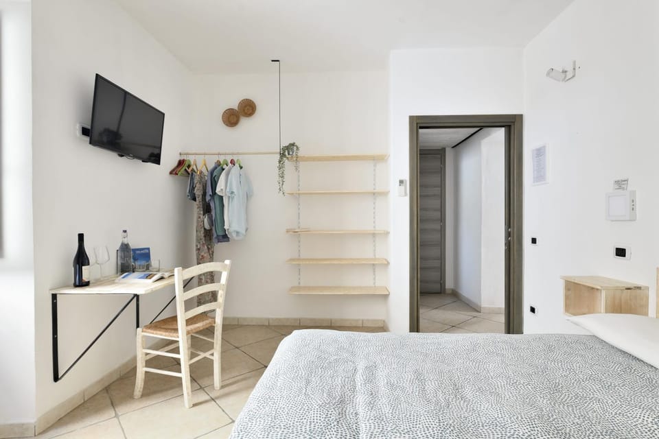 Bed, TV and multimedia, Photo of the whole room, Bedroom, hair dresser, towels, wardrobe