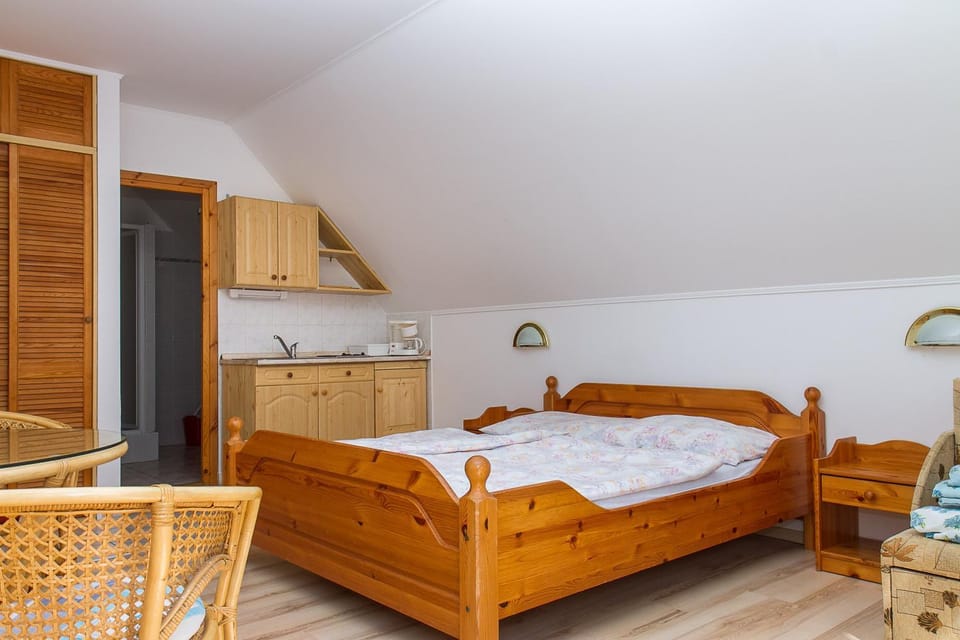 Kitchen or kitchenette, Bedroom