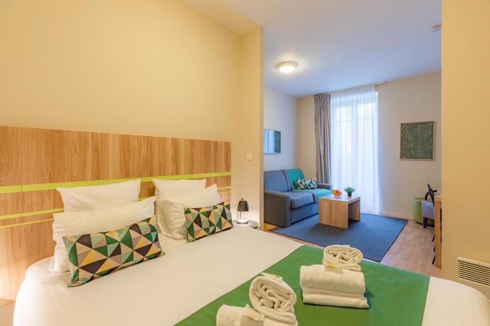 Bed, Photo of the whole room, Seating area, Bedroom