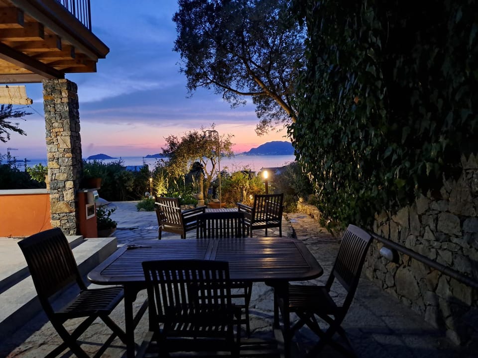 Natural landscape, Balcony/Terrace, Dining area, Sea view