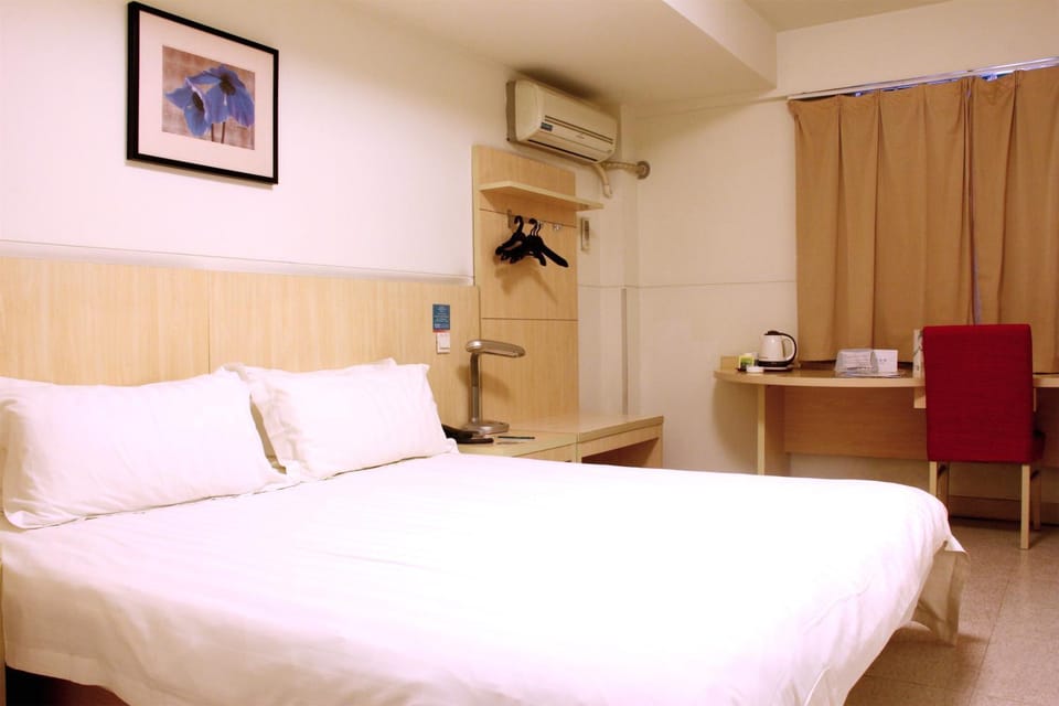 Jinjiang Inn Guangzhou Haizhu Jiangtai Road Subway Station Hotel in Guangzhou