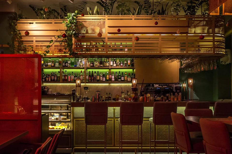 Restaurant/places to eat, Lounge or bar
