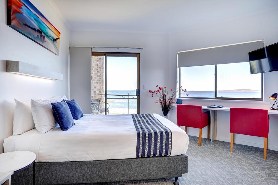 Bed, TV and multimedia, Seating area, Sea view