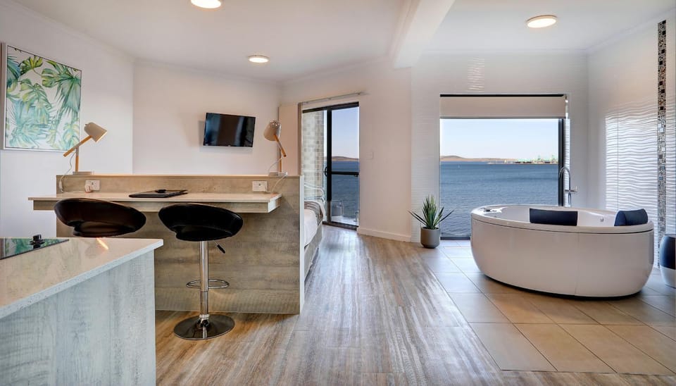 Kitchen or kitchenette, Sea view, Bath