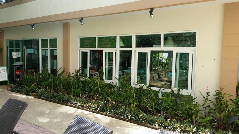 Property building, Restaurant/places to eat, Supermarket/grocery shop