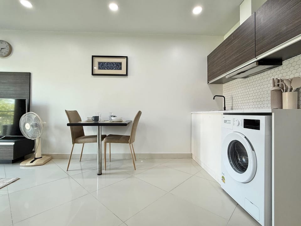 Dining area, kitchen