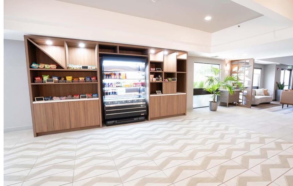 Property building, Restaurant/places to eat, Lobby or reception, Supermarket/grocery shop, ATM, internet, vending machine