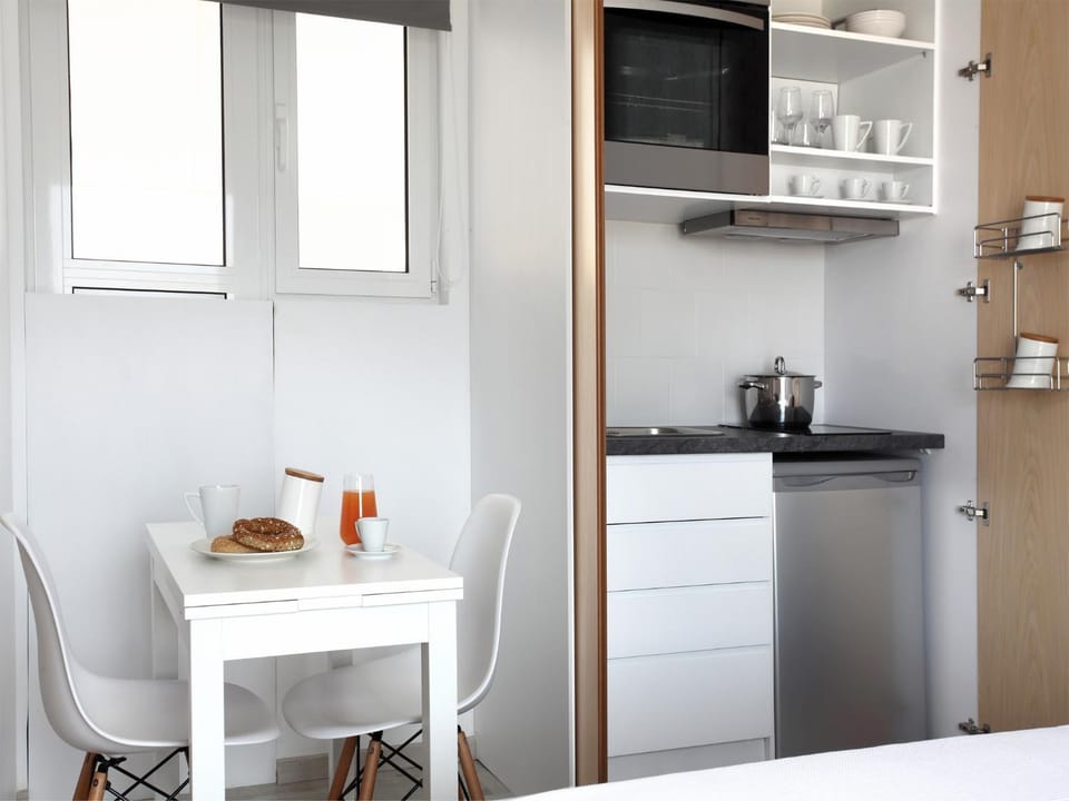 Kitchen or kitchenette, Dining area, Continental breakfast