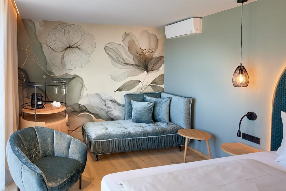 Bed, Coffee/tea facilities, Photo of the whole room, Seating area, Bedroom