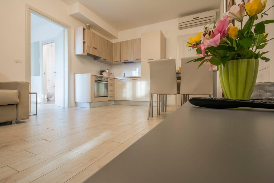 TV and multimedia, Kitchen or kitchenette, Living room, Seating area, Dining area