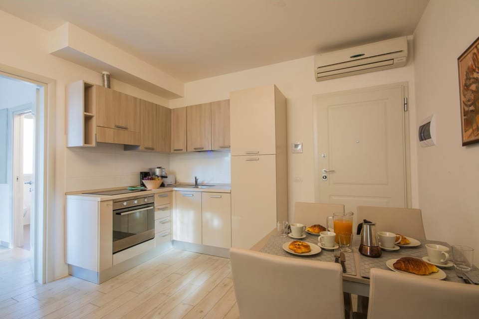 Coffee/tea facilities, Kitchen or kitchenette, Living room, Dining area