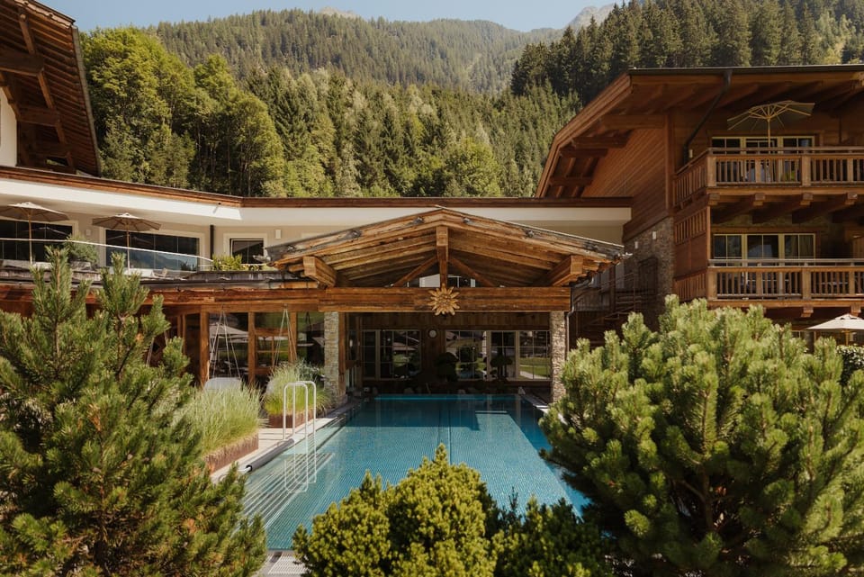 Property building, Spa and wellness centre/facilities, Swimming pool