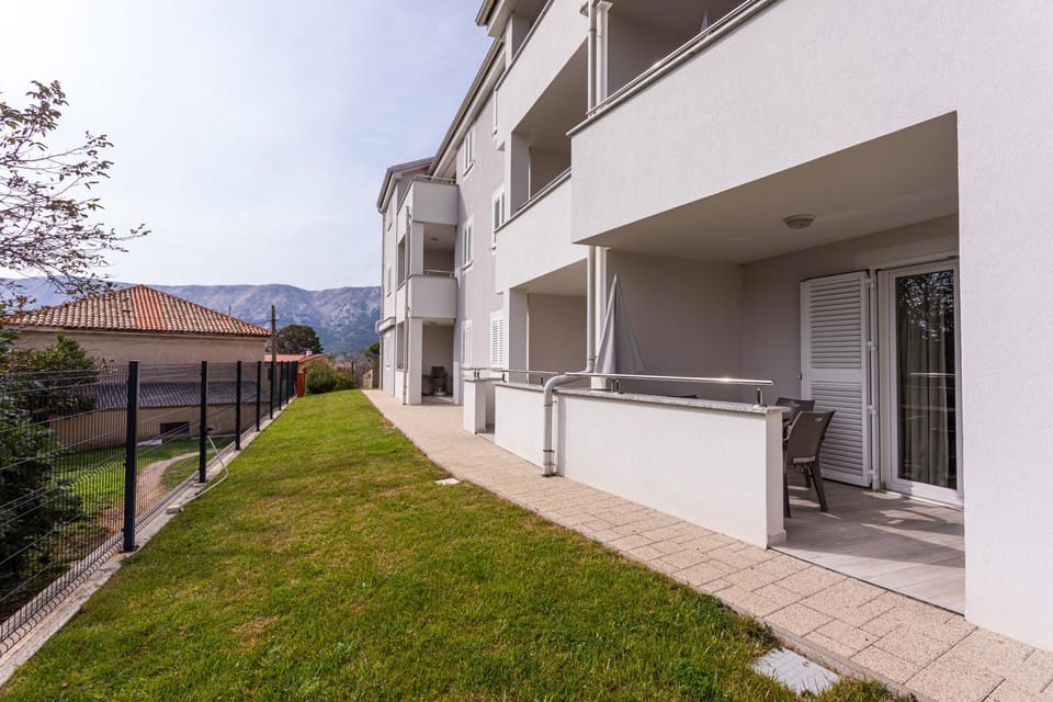 Property building, Day, Garden, Balcony/Terrace