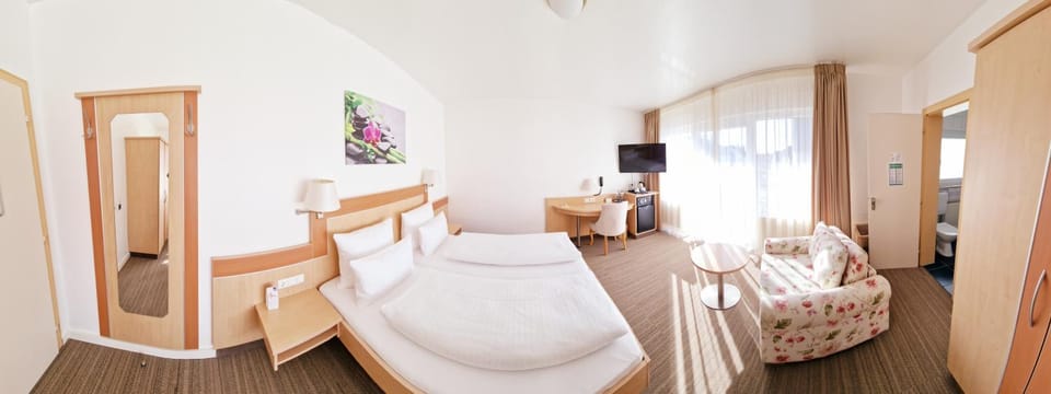 Bed, TV and multimedia, Balcony/Terrace, Bedroom, wardrobe