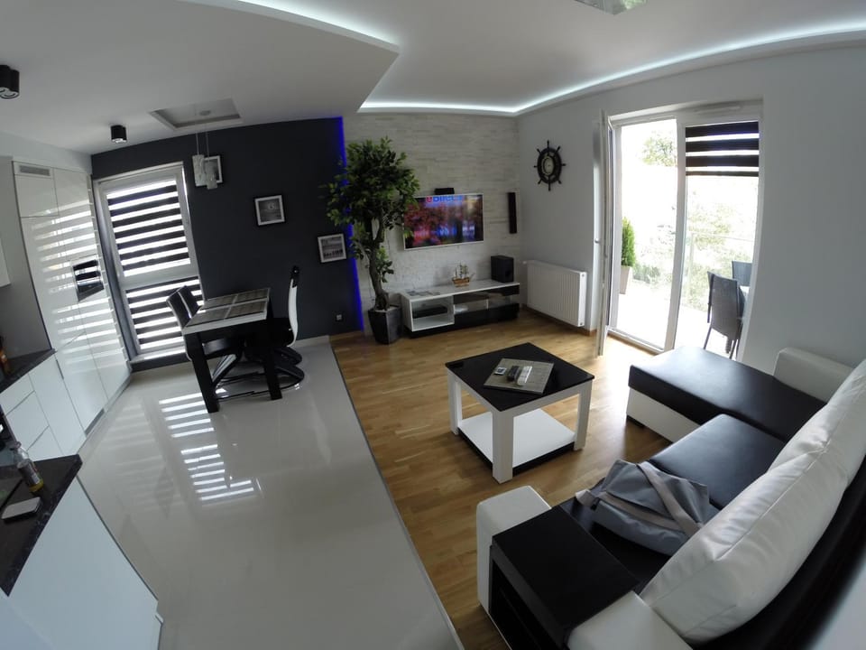 Property building, Communal lounge/ TV room, Bed, Balcony/Terrace, Kitchen or kitchenette, Living room, Beach
