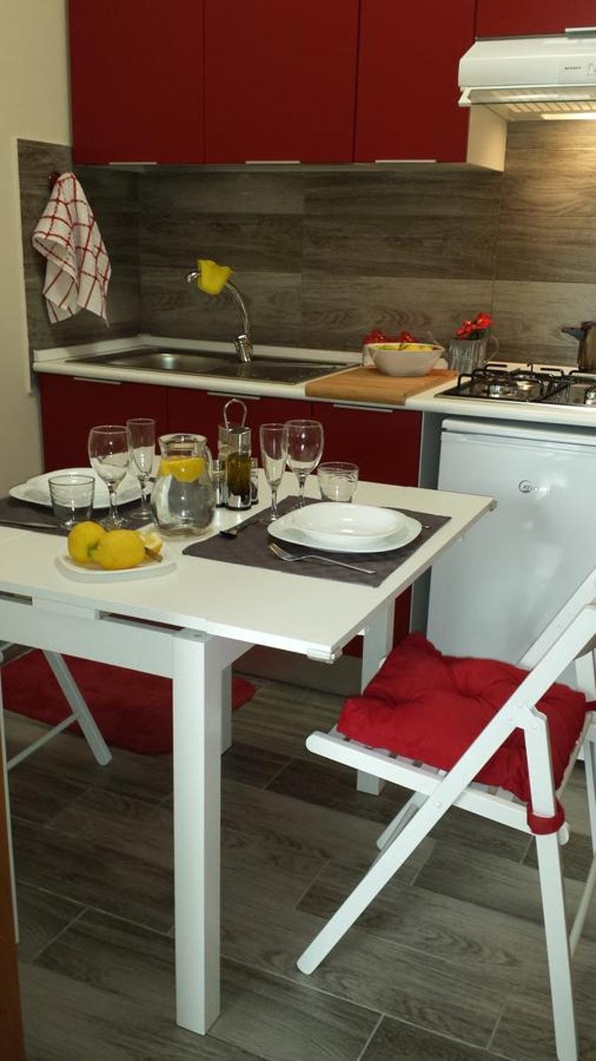 Kitchen or kitchenette, Dining area
