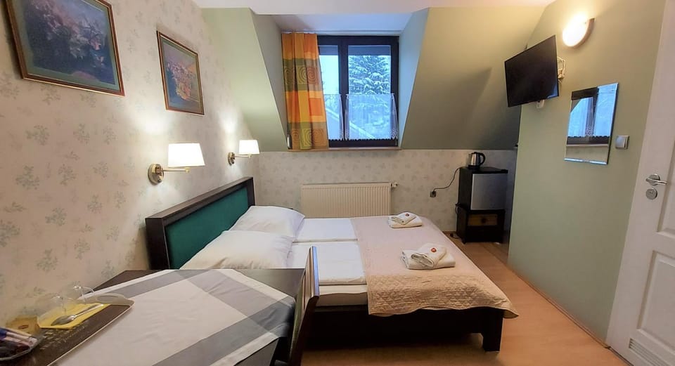 Bed, Photo of the whole room, towels