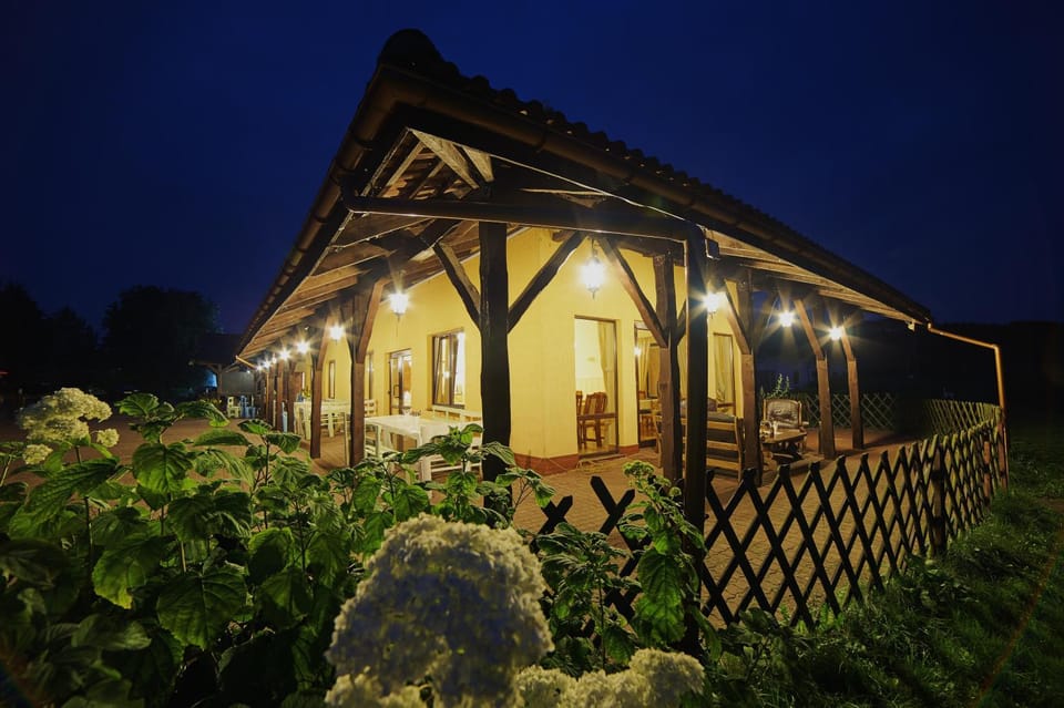 Restaurant/places to eat, Night, Summer, On site