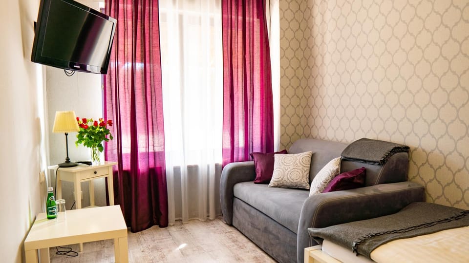 Communal lounge/ TV room, TV and multimedia, Living room, Seating area