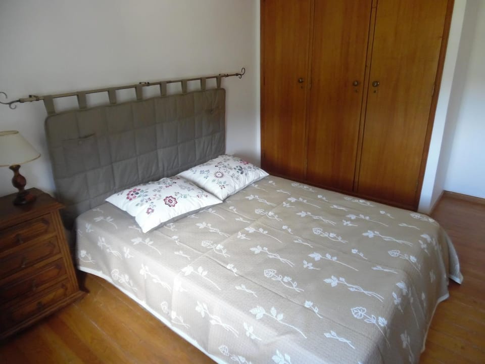 Property building, Bed, Bedroom