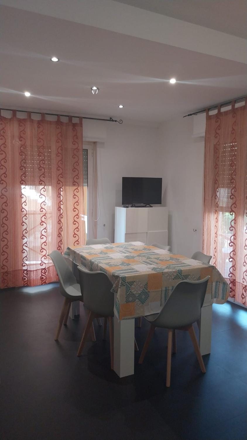 TV and multimedia, Living room, Seating area, Dining area, kitchen