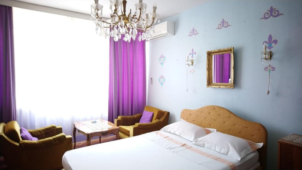 Bed, Seating area, Bedroom