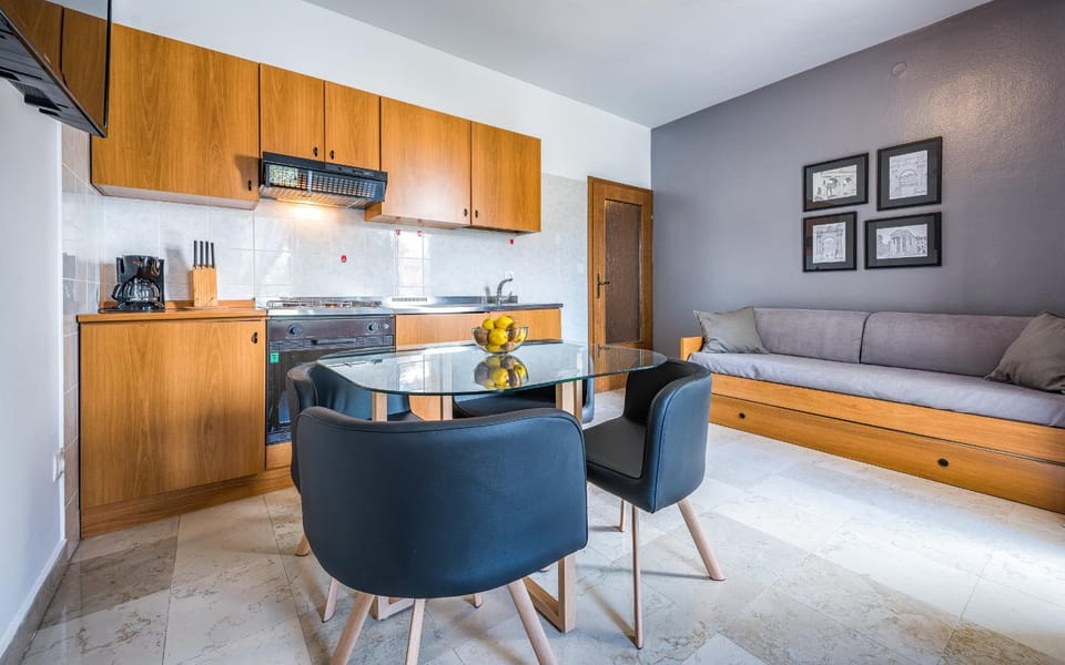 Kitchen or kitchenette, Living room, Seating area, Dining area, pet friendly