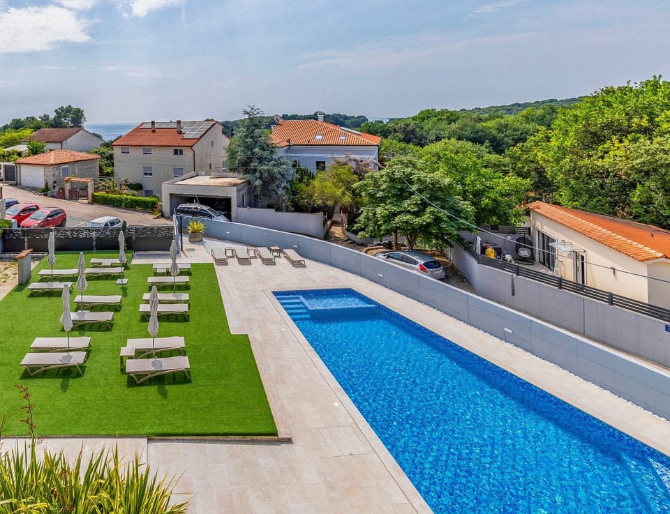 Swimming pool, sunbed