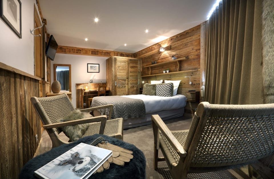 Photo of the whole room, Seating area, Bedroom
