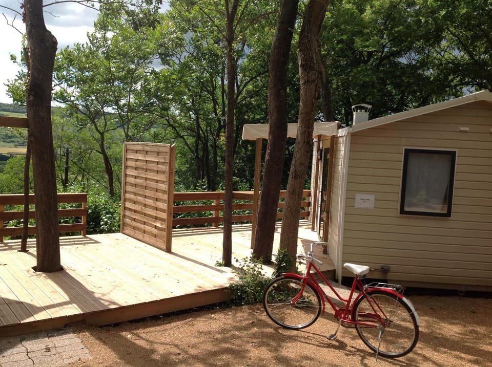 City view, Garden view, Landmark view, Mountain view, Pool view, River view