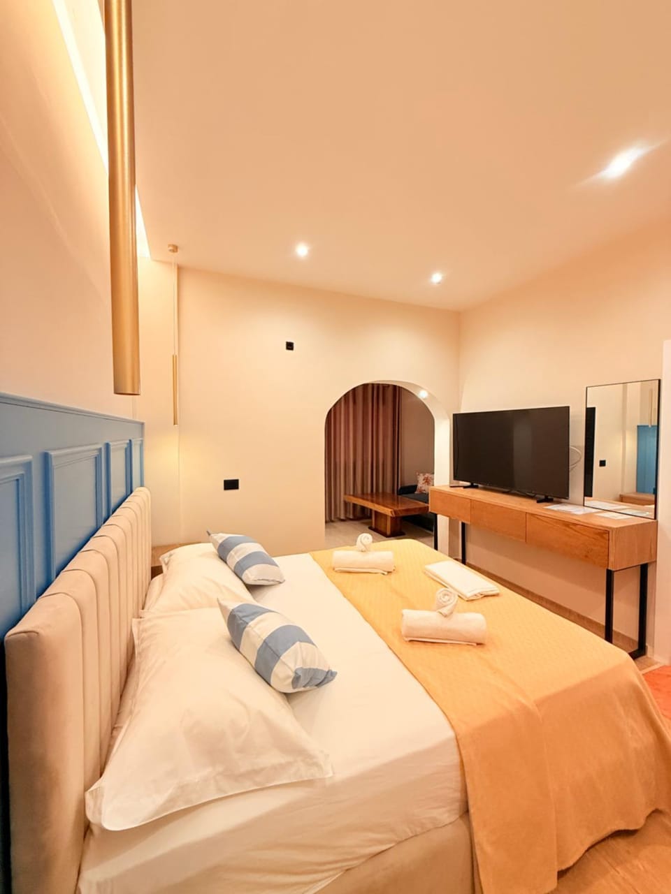 Bed, TV and multimedia, Photo of the whole room, Bedroom