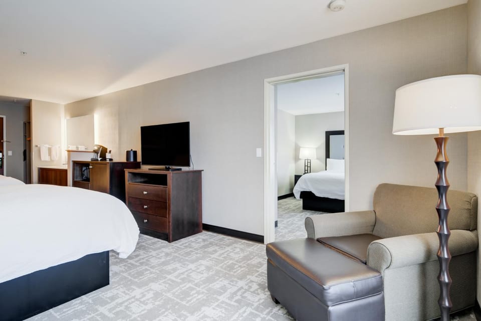 Bed, Photo of the whole room, Seating area, Bedroom