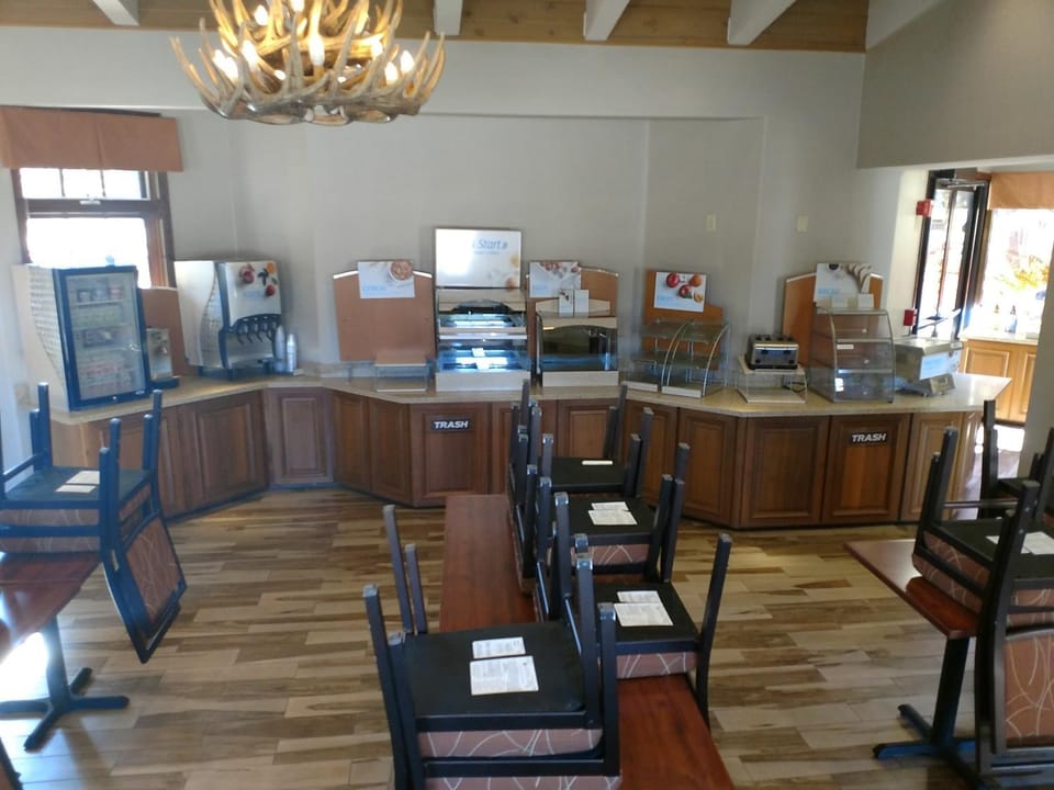 Seating area, Breakfast