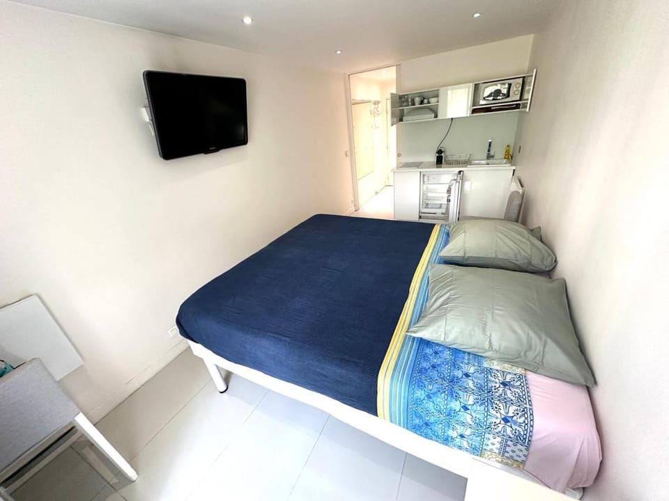 Bed, TV and multimedia, Kitchen or kitchenette