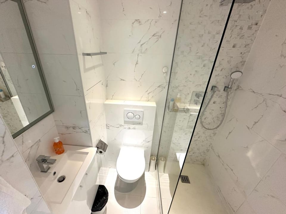Shower, Toilet, towels