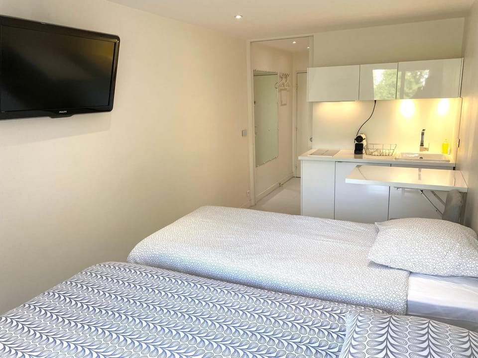 Bed, TV and multimedia, heating
