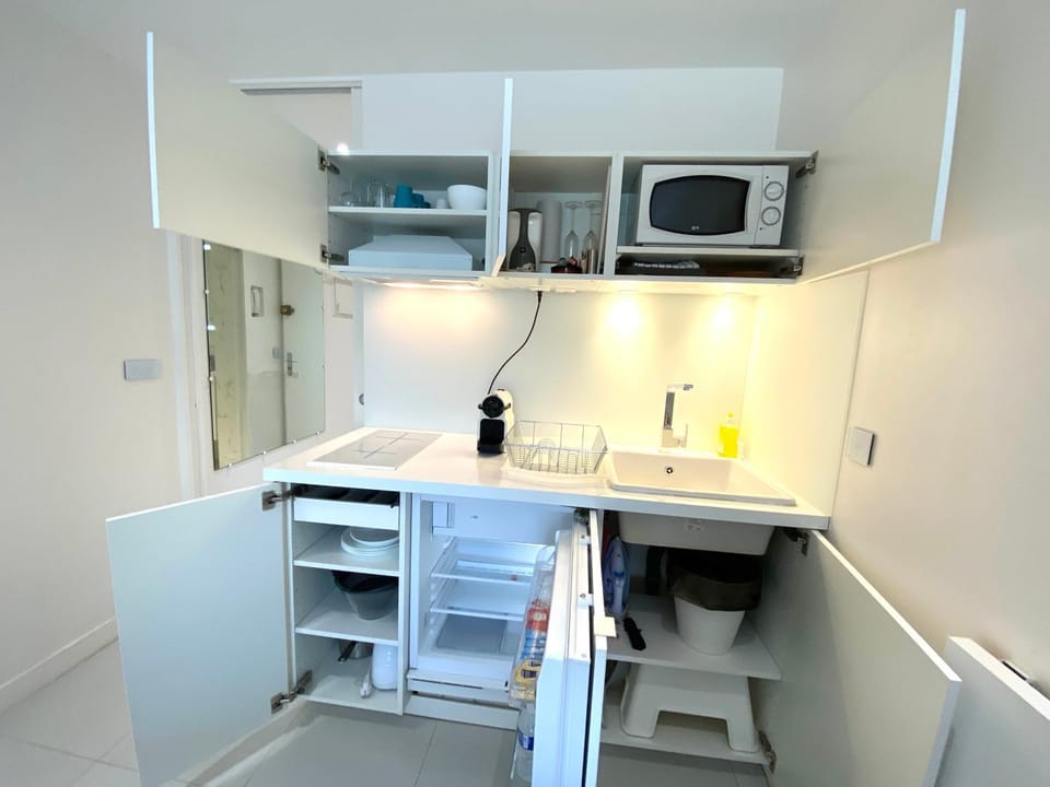 Coffee/tea facilities, Kitchen or kitchenette, Dining area, microwave, toaster