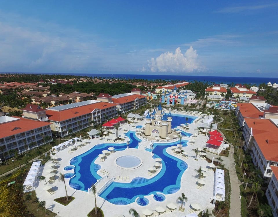 Nearby landmark, Day, Natural landscape, Bird's eye view, Pool view, Sea view, Swimming pool, sunbed