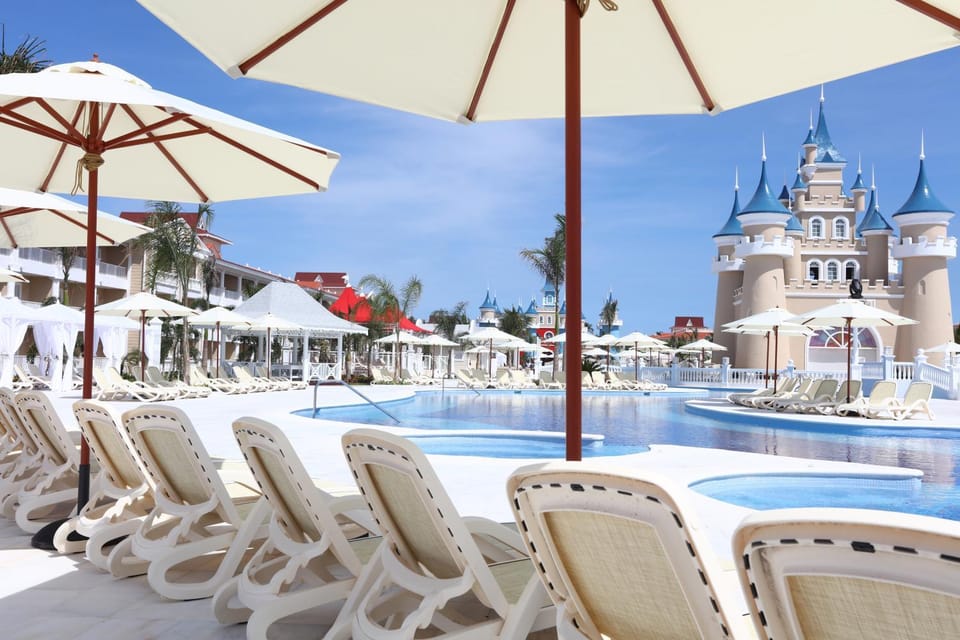 Nearby landmark, Day, Aqua park, Pool view, Swimming pool, sunbed